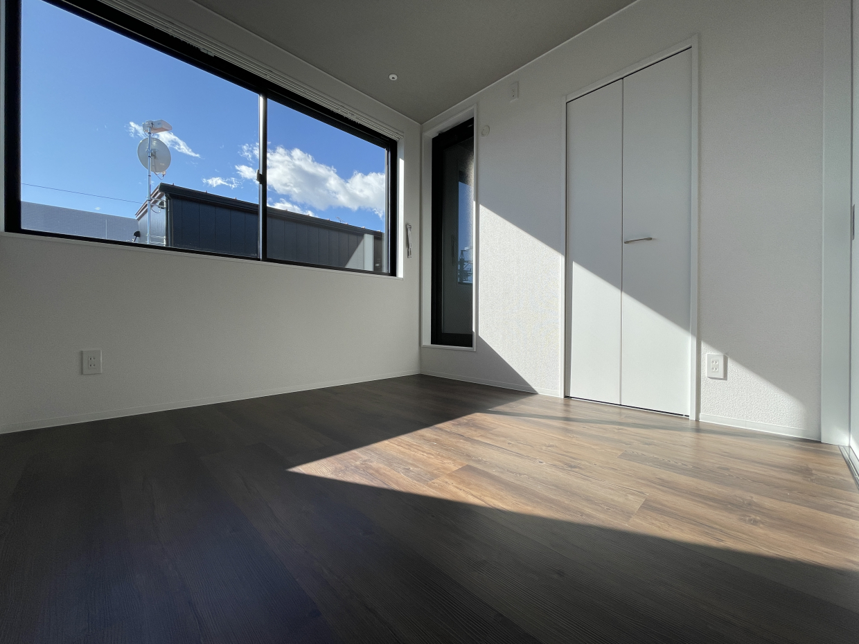 こちらは4.5帖の洋室。陽当たり最高です