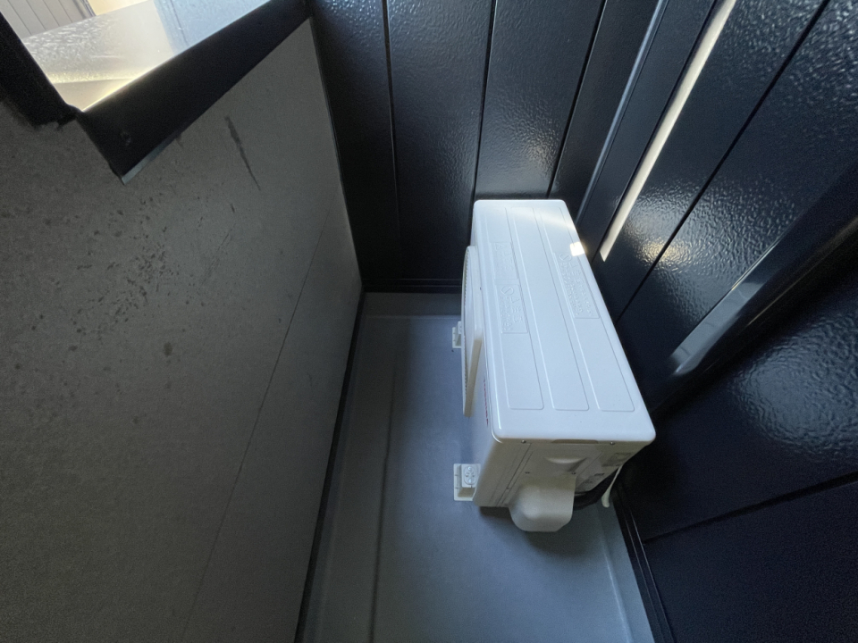 二階ベランダは、室外機もありかなり狭いです