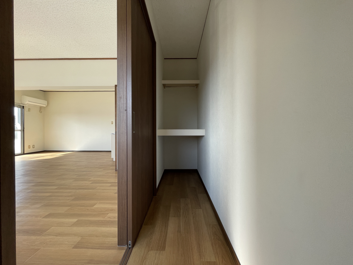 細長～いウォークインクローゼットがあります