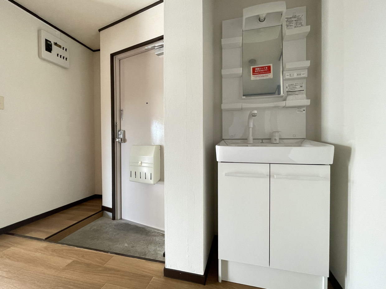 洗面所は玄関の横に。