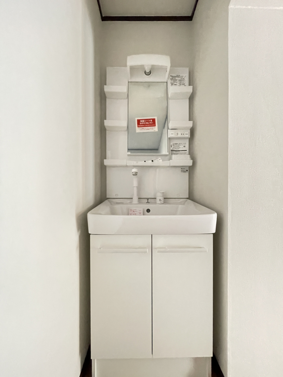 洗面台は玄関の横に設置。新品♪