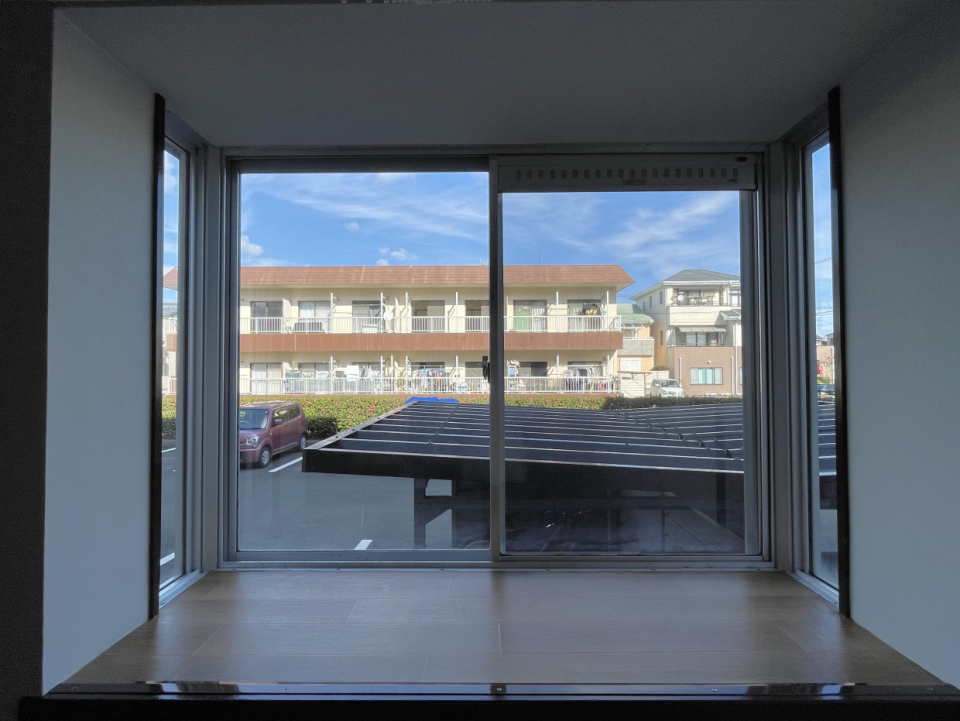 出窓の向こうは駐輪場。カーテン必須ですね。