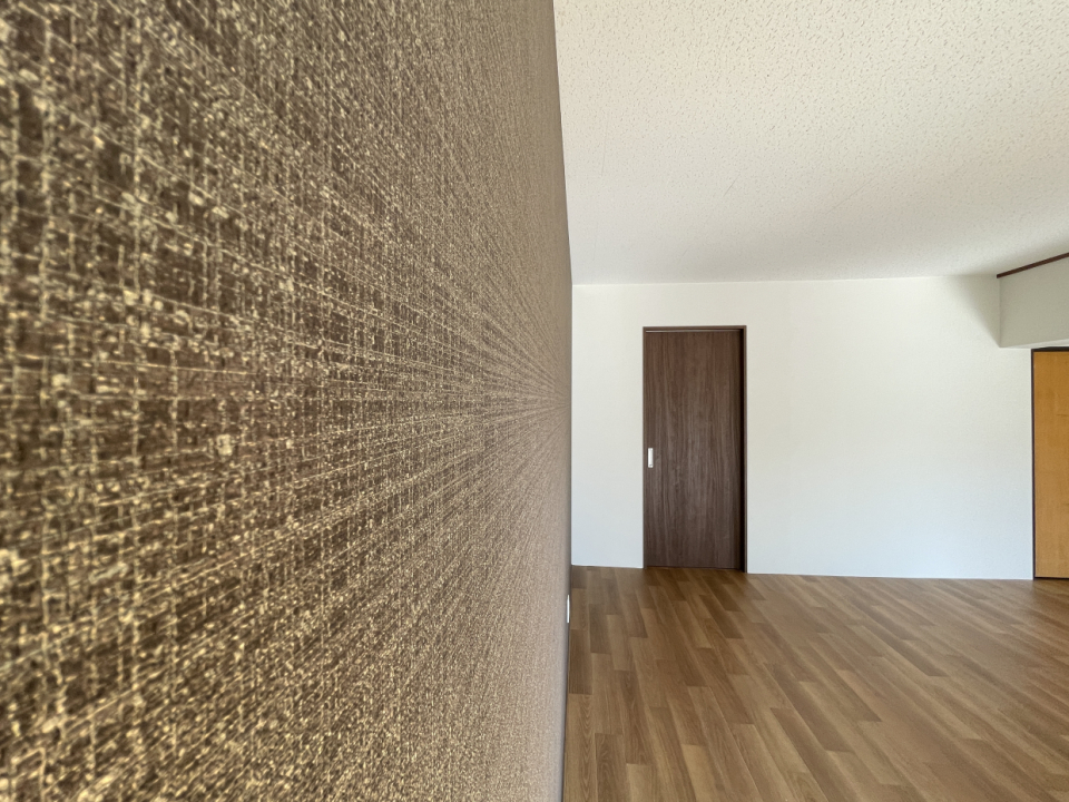 落ち着いたブラウンのアクセントクロス