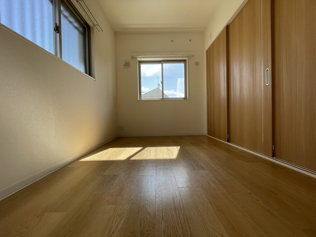 リビング隣の洋室は5.9帖。角部屋特権の二面採光で明るいです