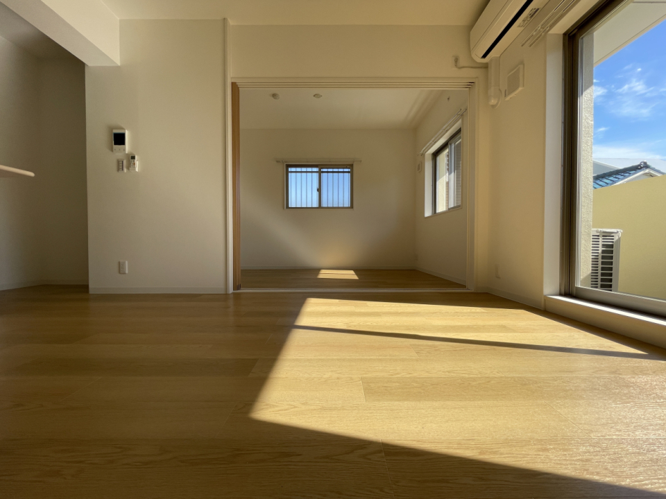 隣の洋室の扉を開放するとさらに広々～♪