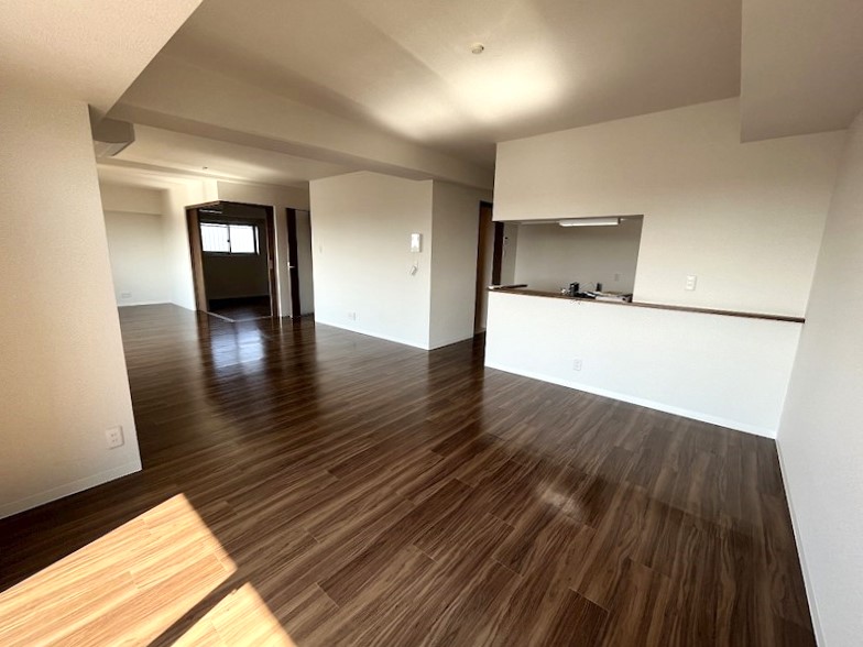 約30帖の広々としたリビングは日当たりも抜群♪