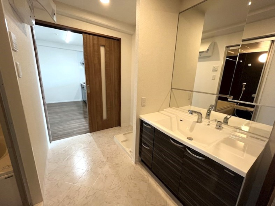 たっぷり収納、三面鏡、広々洗面、ホテルライクな感じです♪