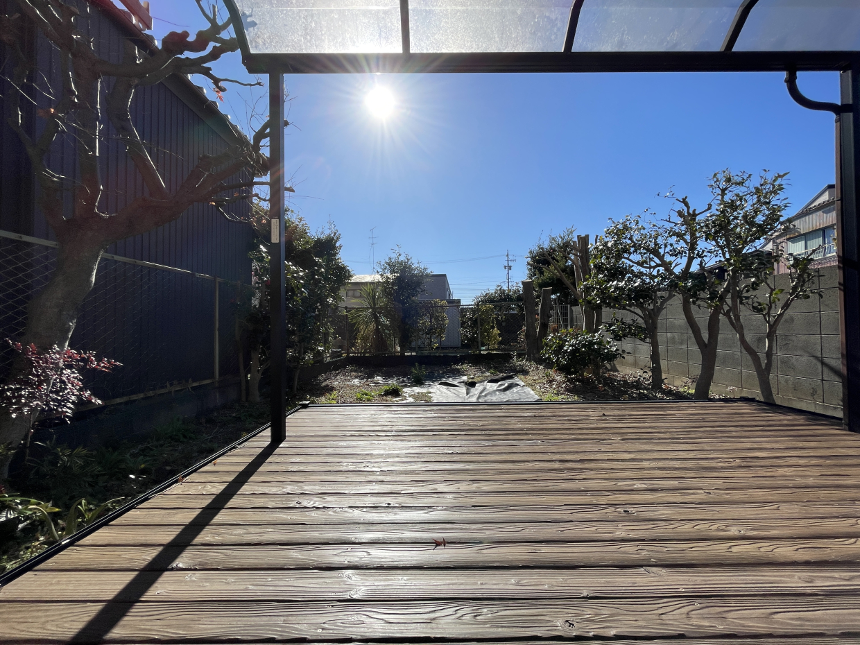 リビングからそのままウッドデッキに！BBQや外でモーニングもいいですね。