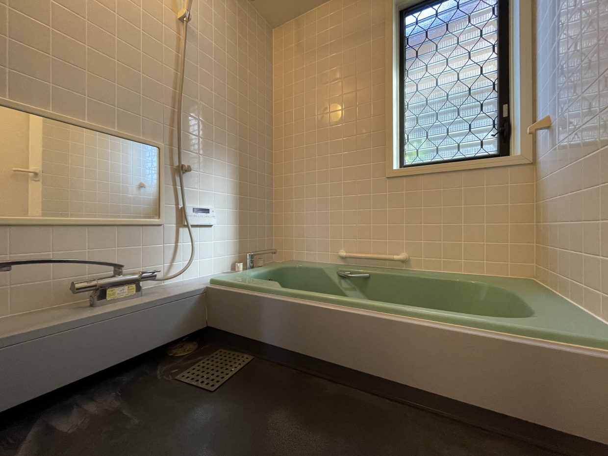 一階にバスルームがあります。追い焚き機能付き