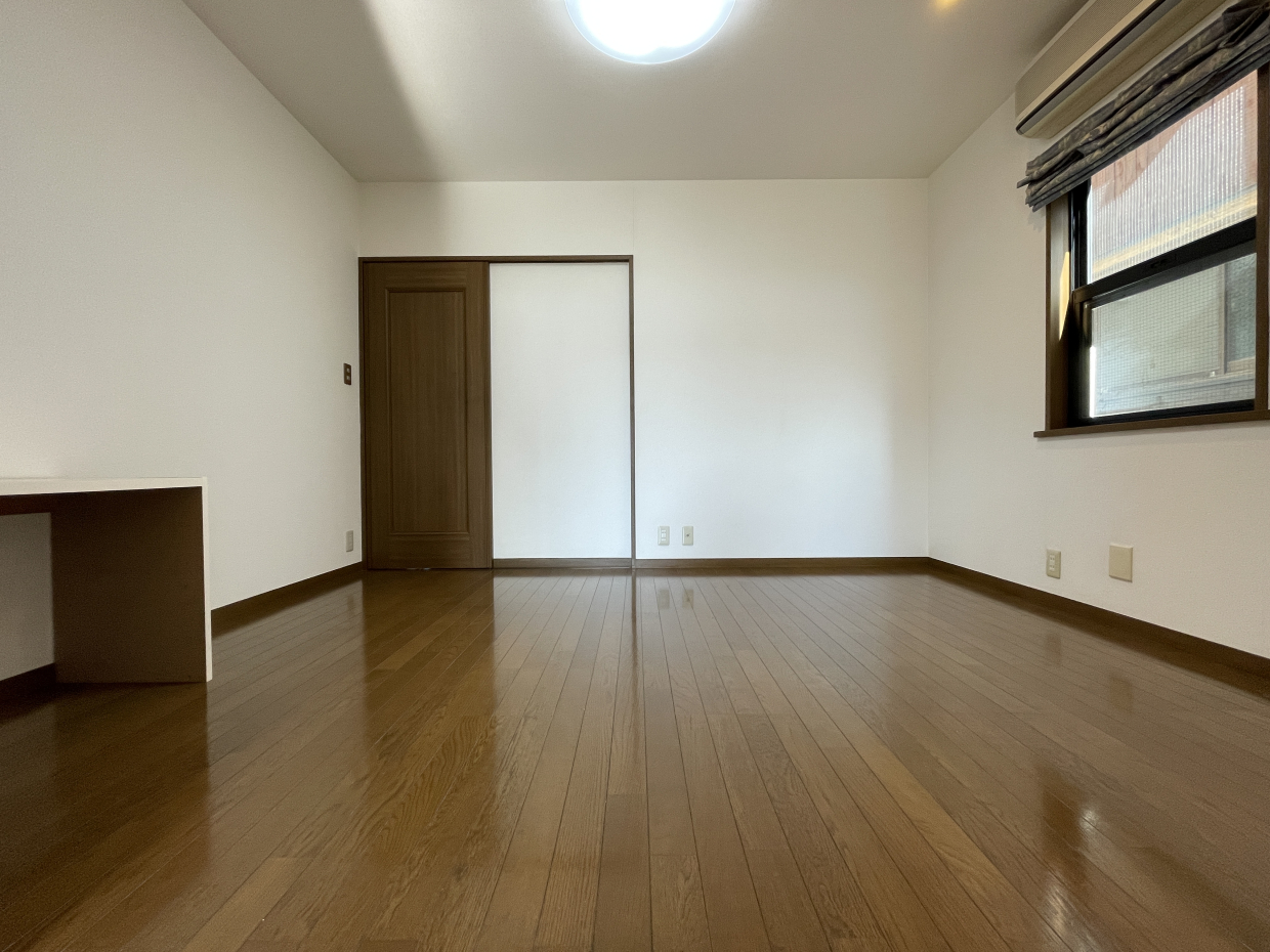 キッチンの扉を開けるとダイニングスペースに。