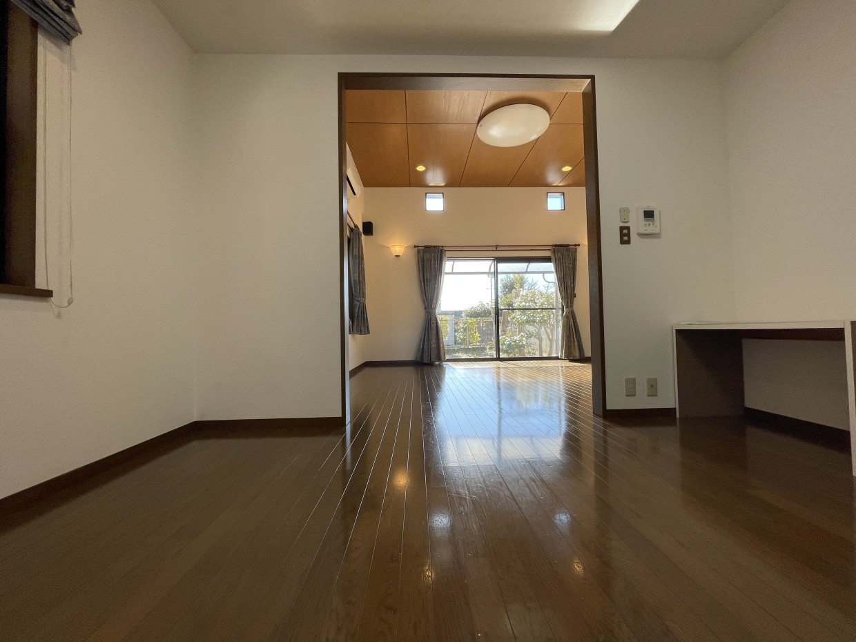 6帖なのでテーブルも置けます。そのままリビングに繋がってます