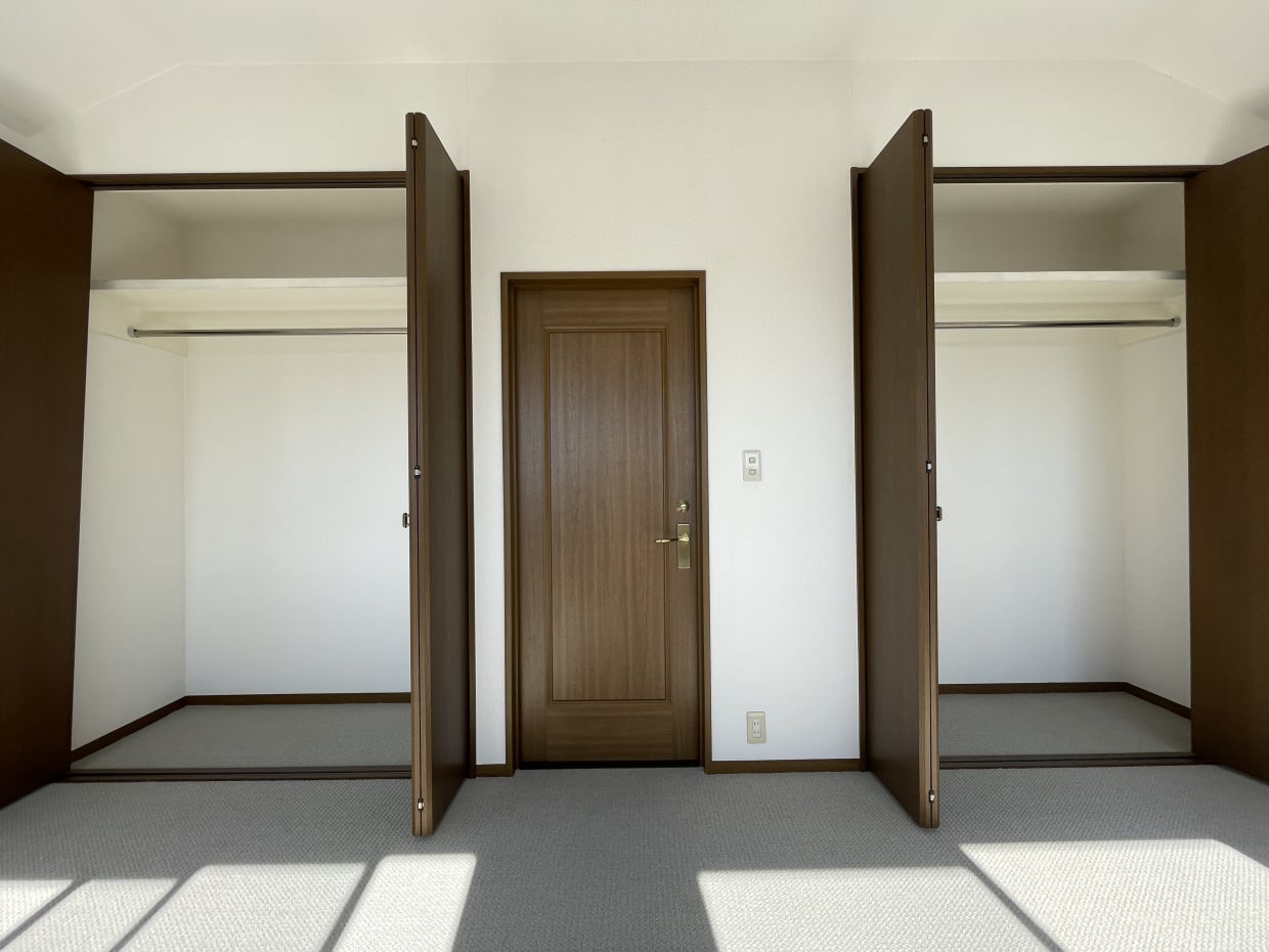 クローゼットは二つ付いてます