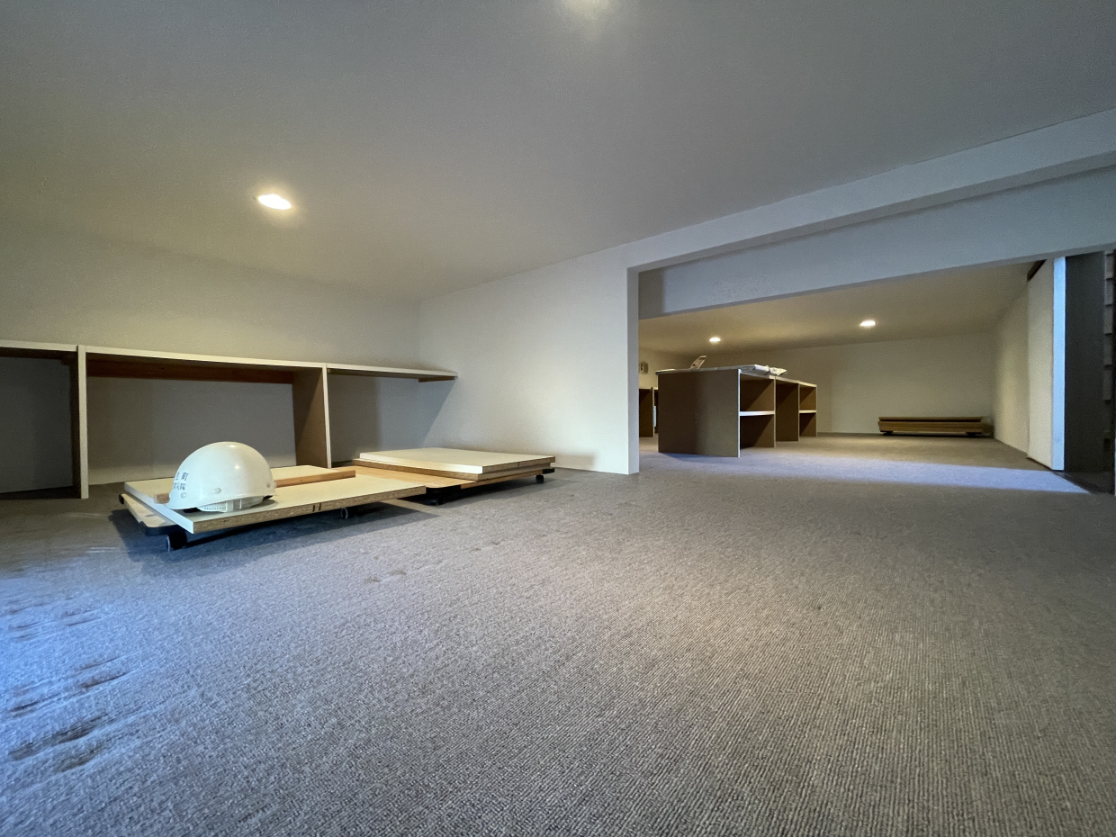 中二階には、広い納戸があります。倉庫代わりに。