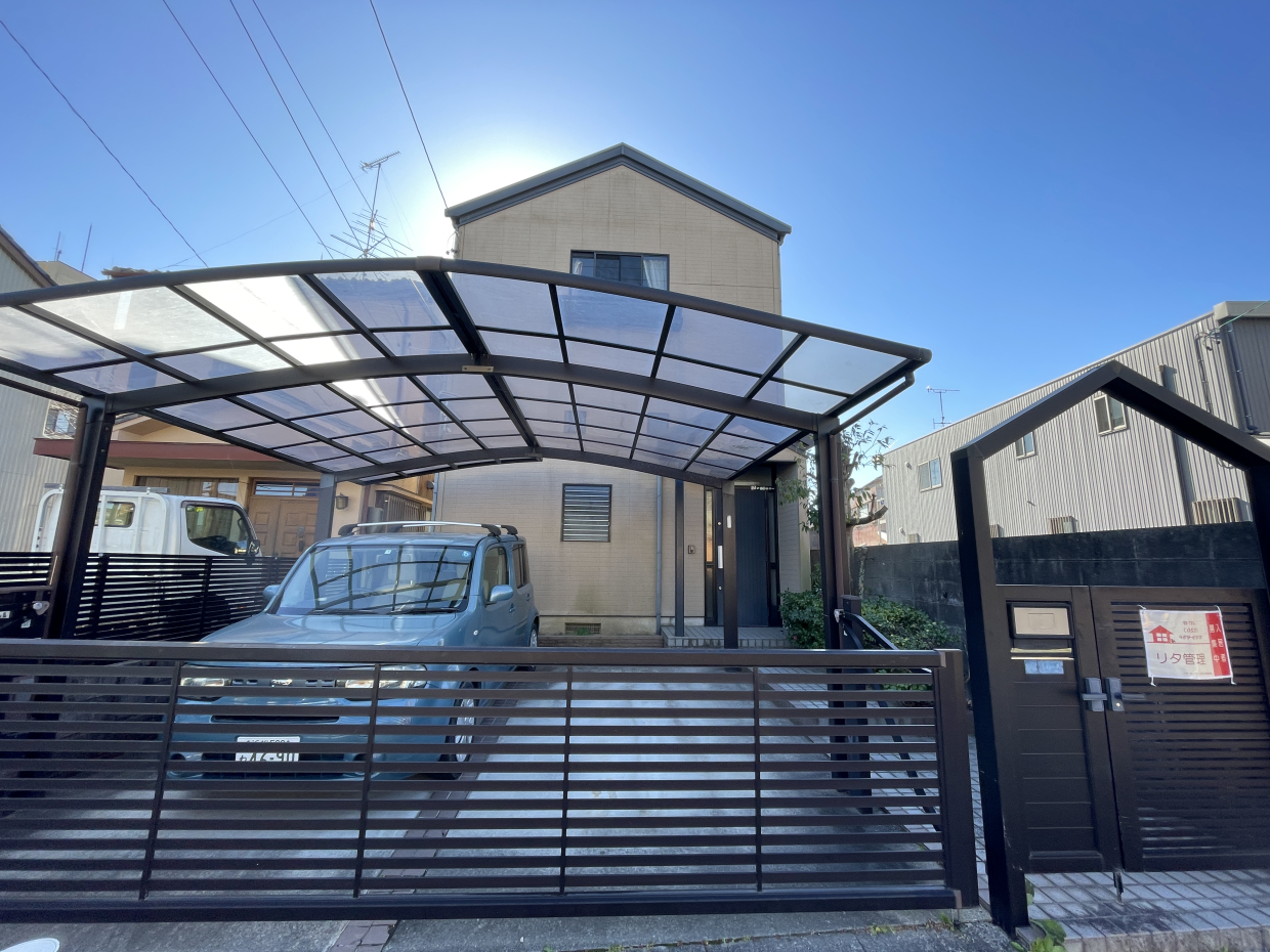 カーポートはゲート付きで安心。