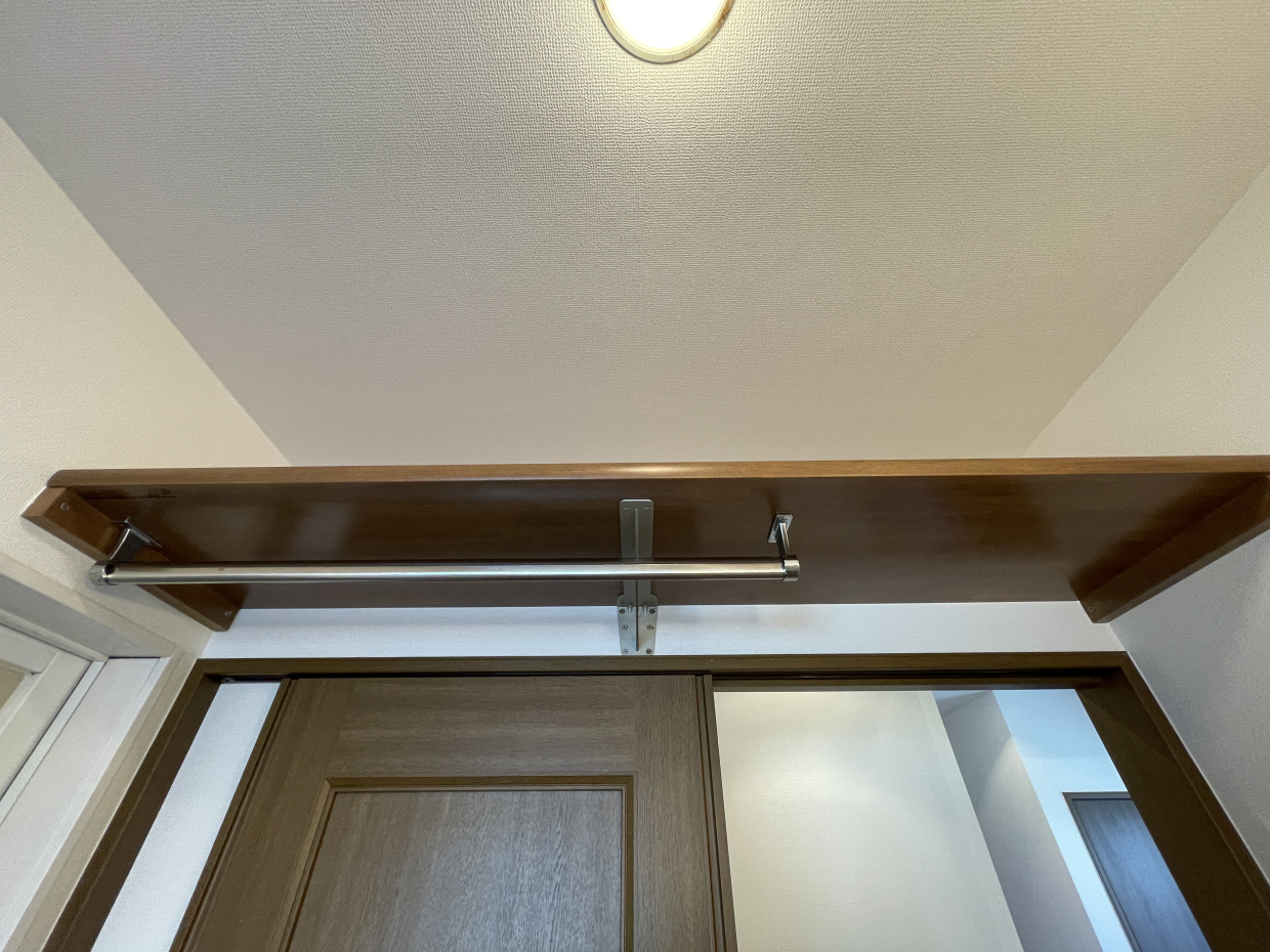 洗面所のドア上に棚があります。ちょっと高い、、、何置きましょう？