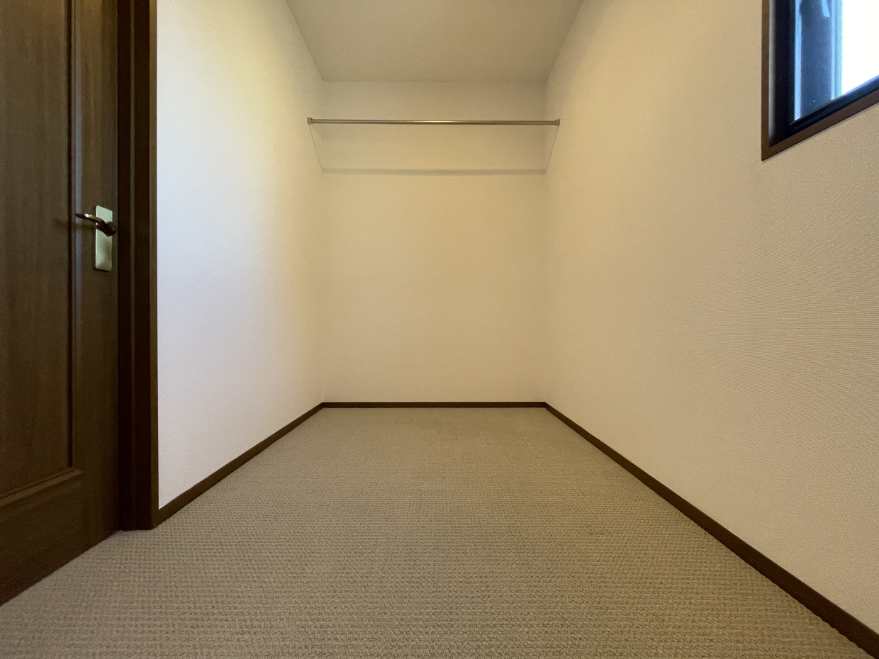 ウォークインも広く窓もあります。書斎にしてもGOOD！