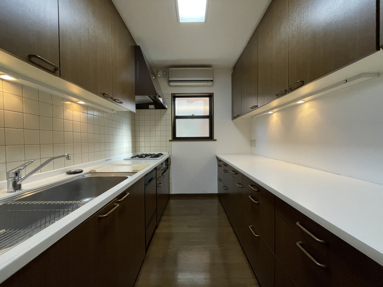 キッチンは5帖のスペースで収納もたくさんあります！しかもエアコン付き！