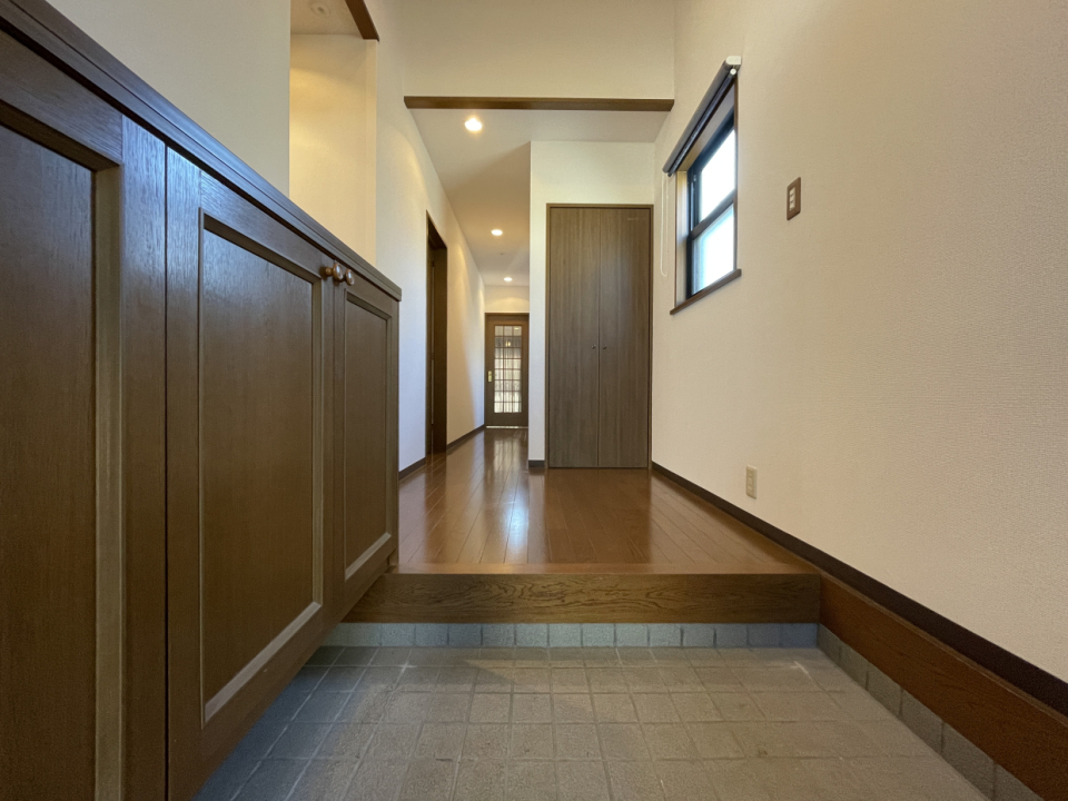 玄関も広くて明るい