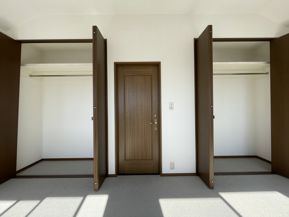 クローゼットは二つ付いてます