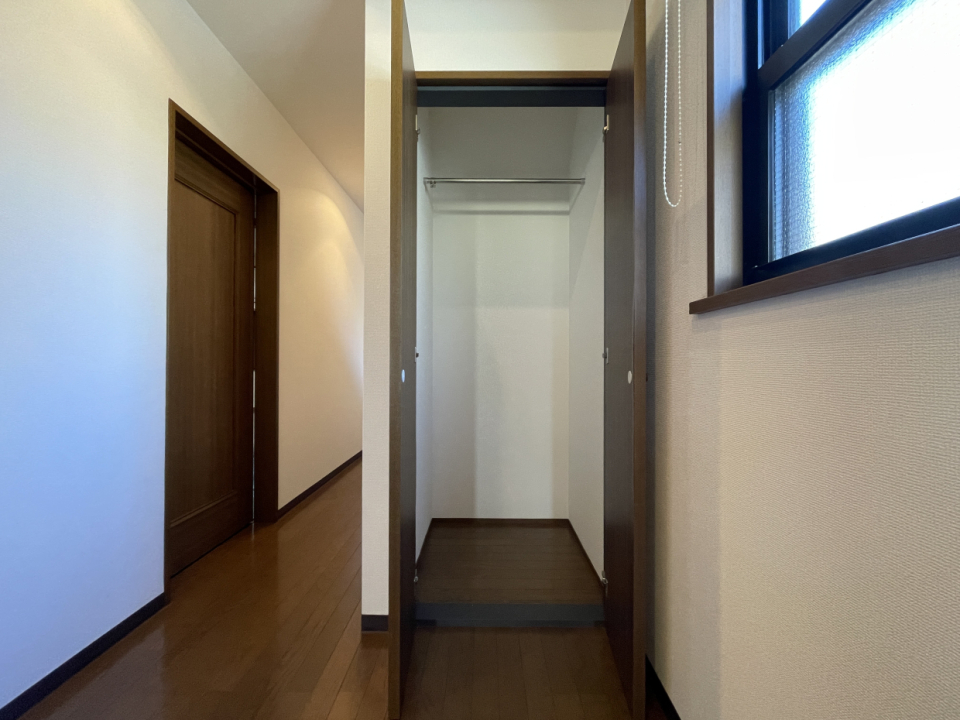 玄関正面にコートなど掛けられるクローゼットあります