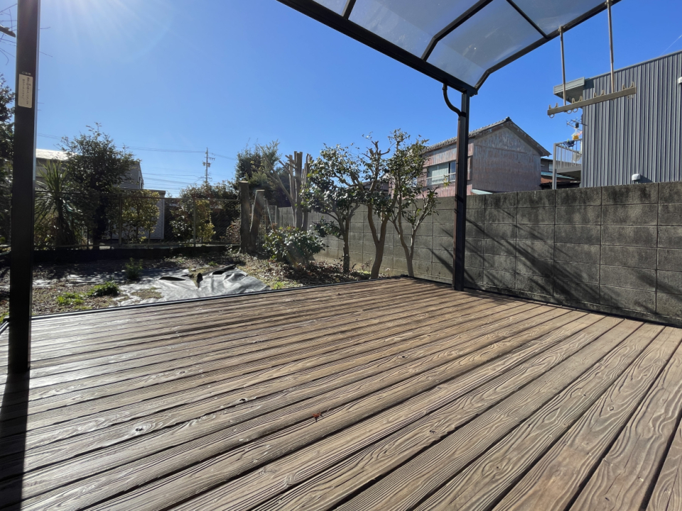 広いウッドデッキはリビングからそのまま出られる