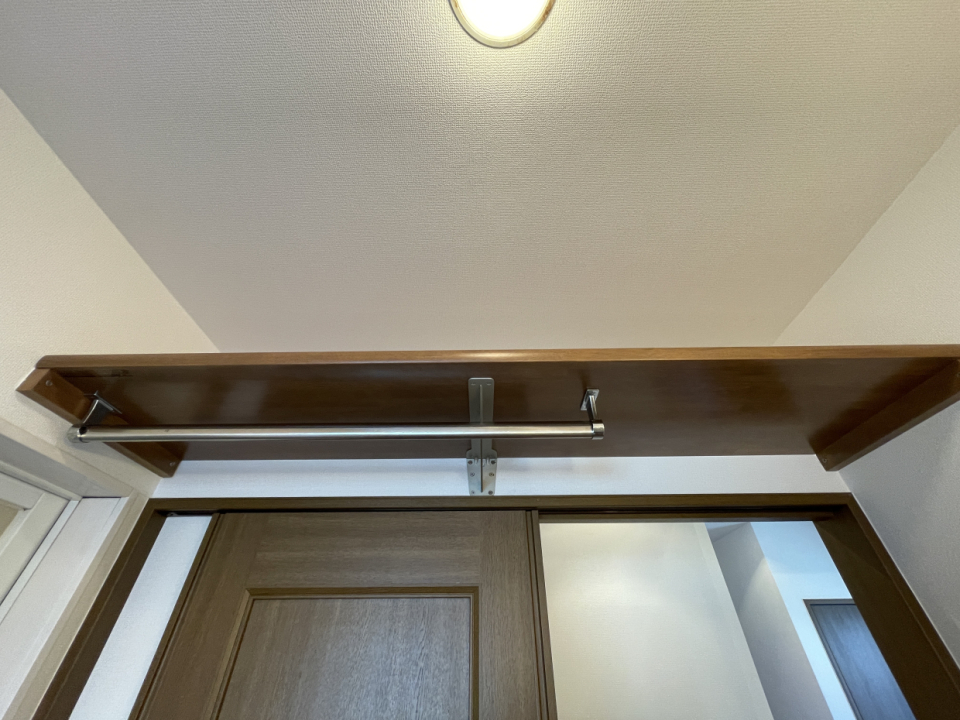 洗面所のドア上に棚があります。ちょっと高い、、、何置きましょう？