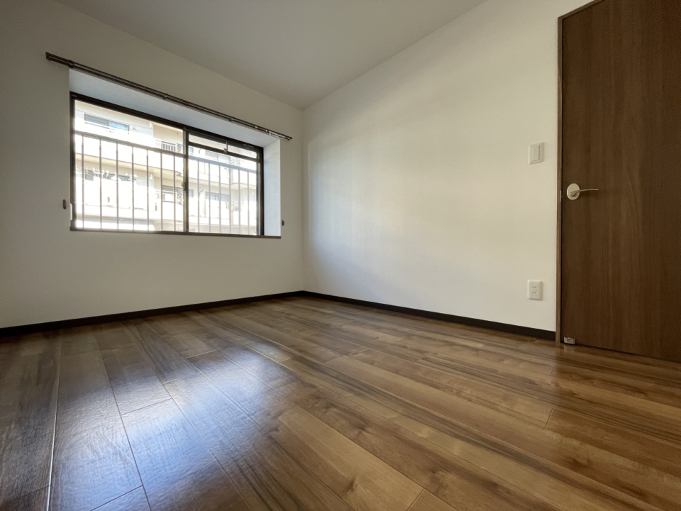 北側の洋室は寝室にぴったり。収納は有りません。