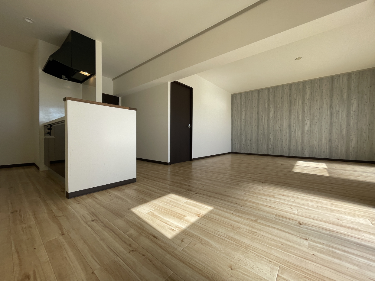 カウンター横にテーブルセット置いても良いかも♪