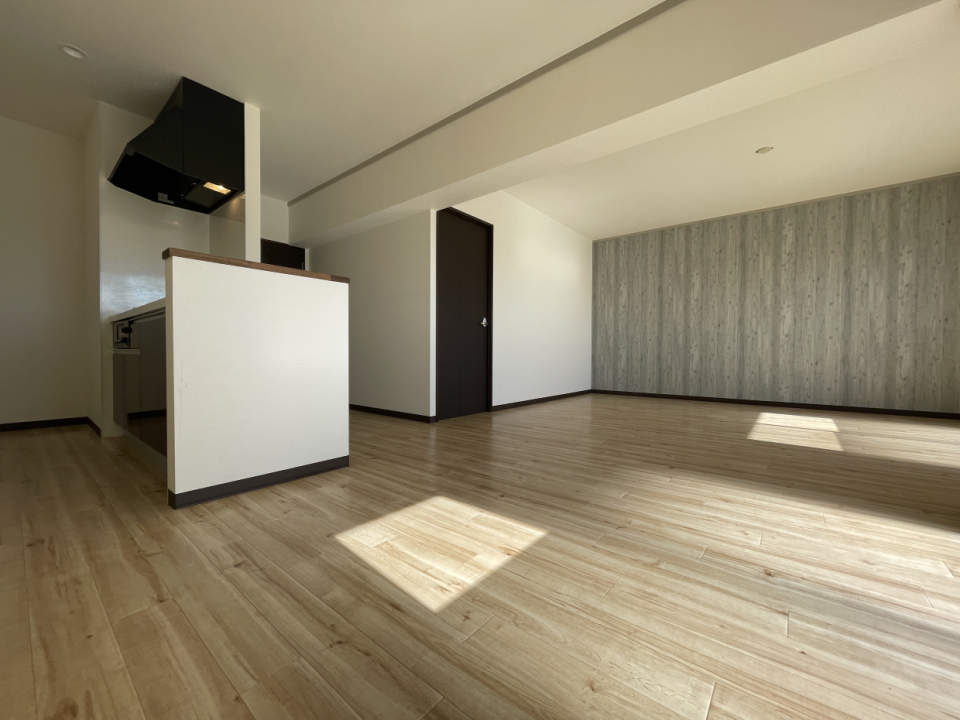 カウンター横にテーブルセット置いても良いかも♪