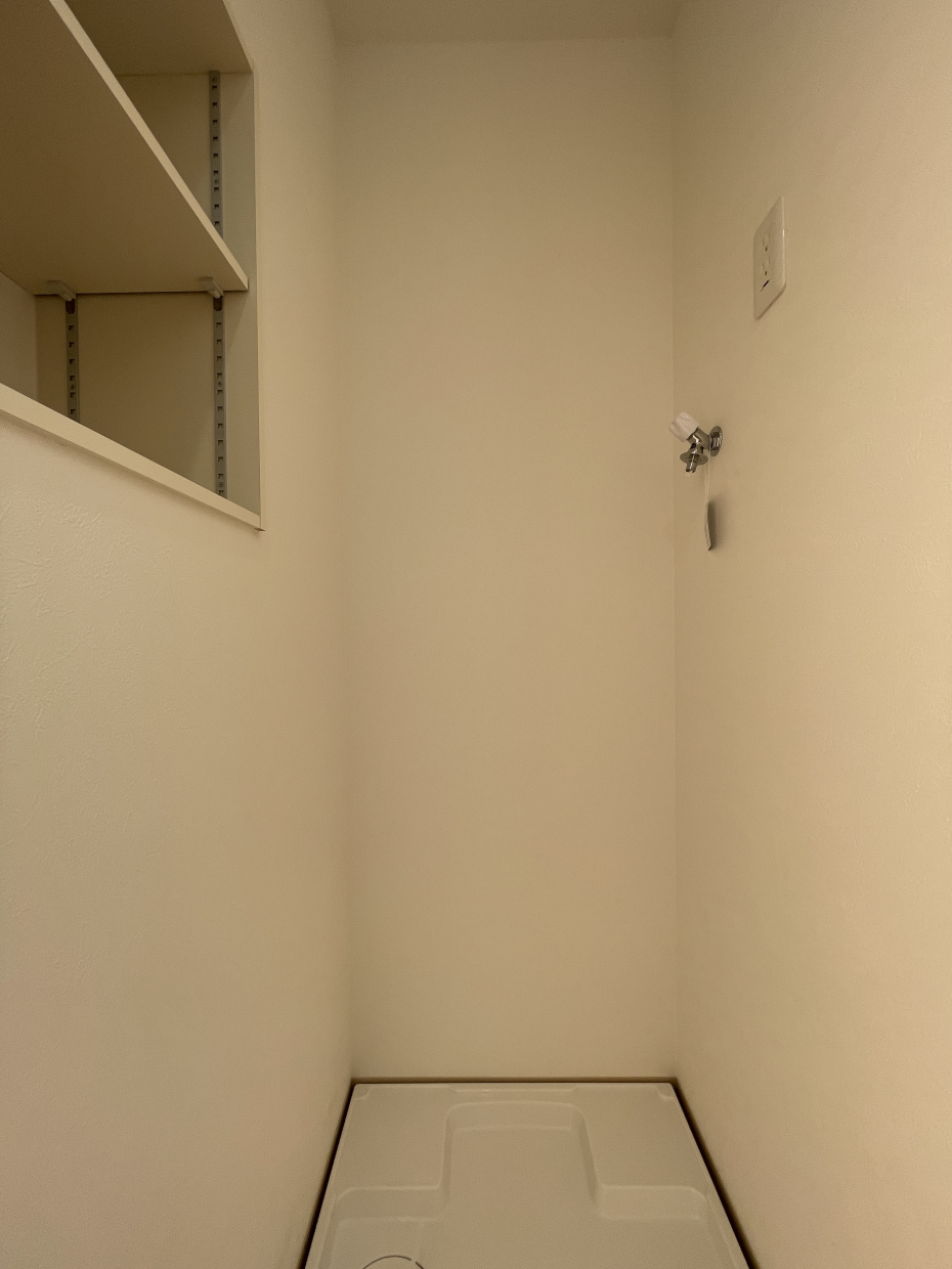 洗濯機置場に棚付き