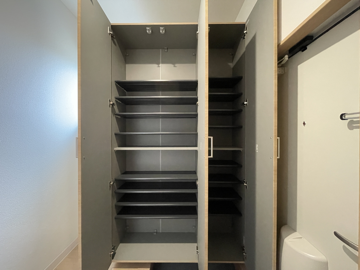 反対側はシューズクローゼットがあります