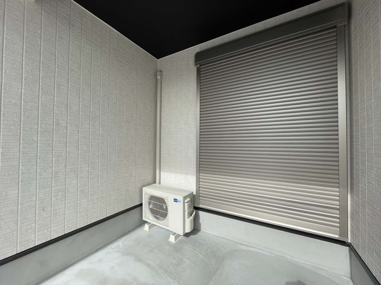 一階は電動シャッター付きで防犯も安心