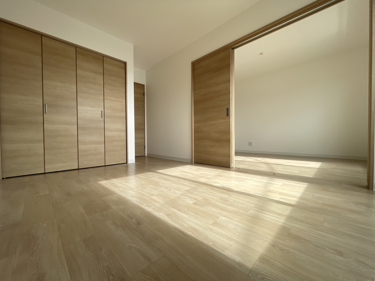 隣の洋室と扉一枚で繋がってます