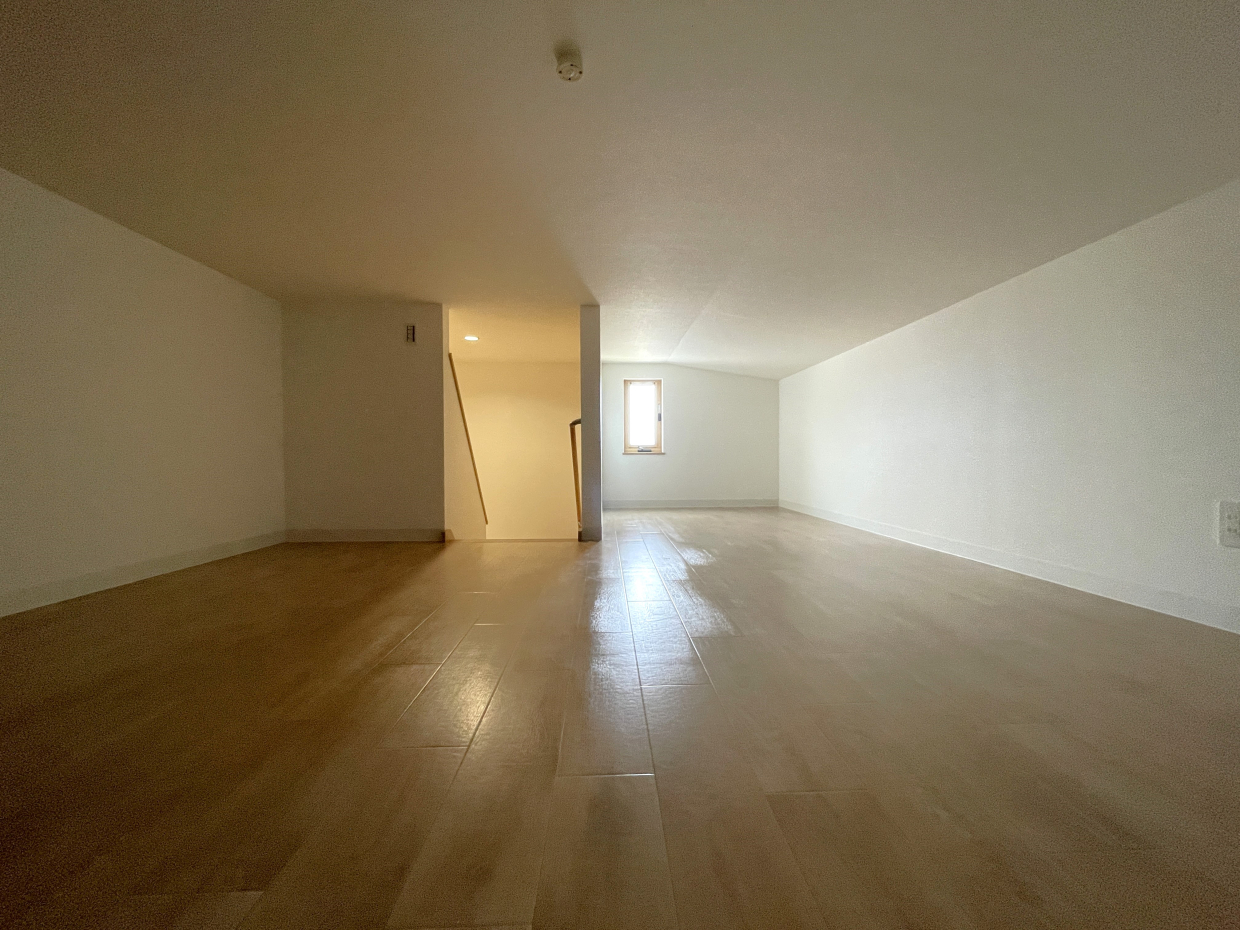 中三階の階段を上がると、10帖のロフトがあります！秘密基地みたい♪