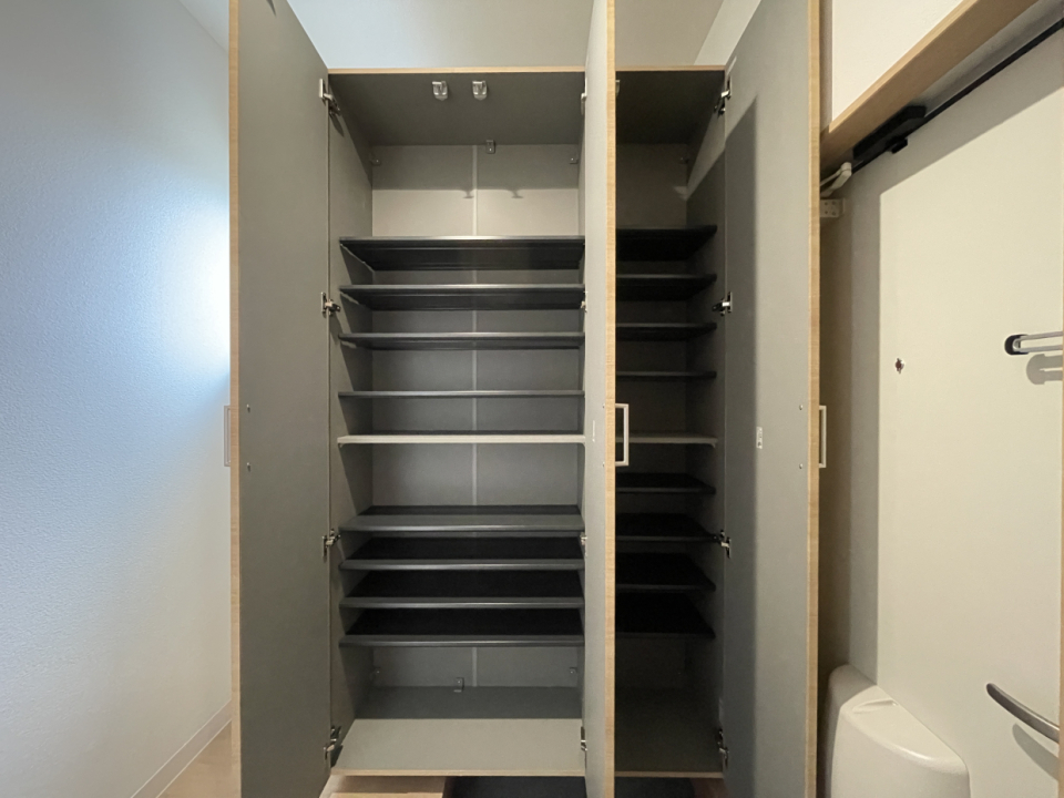 反対側はシューズクローゼットがあります