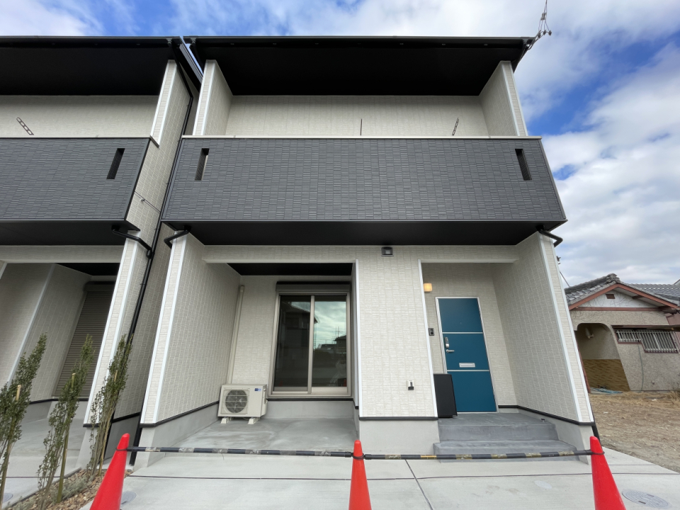 外観はシンプルな造り。青いドアが印象的