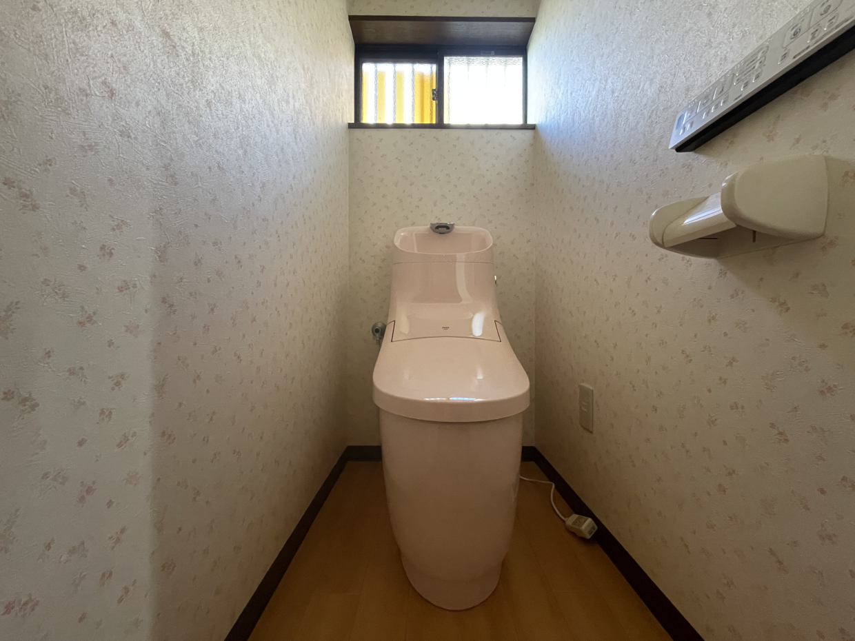 トイレはピンク色♪もちろんウオッシュレット付き