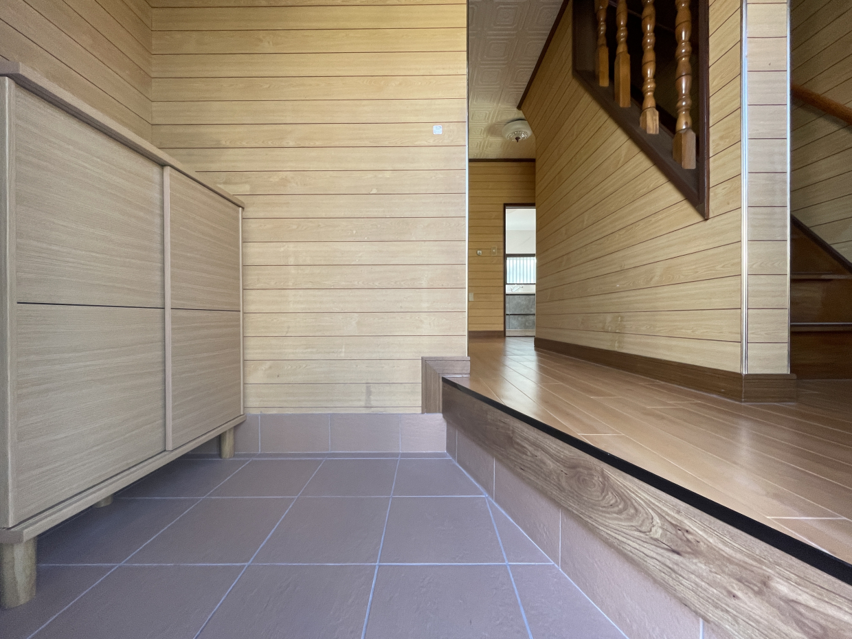 玄関の様子。下駄箱があります