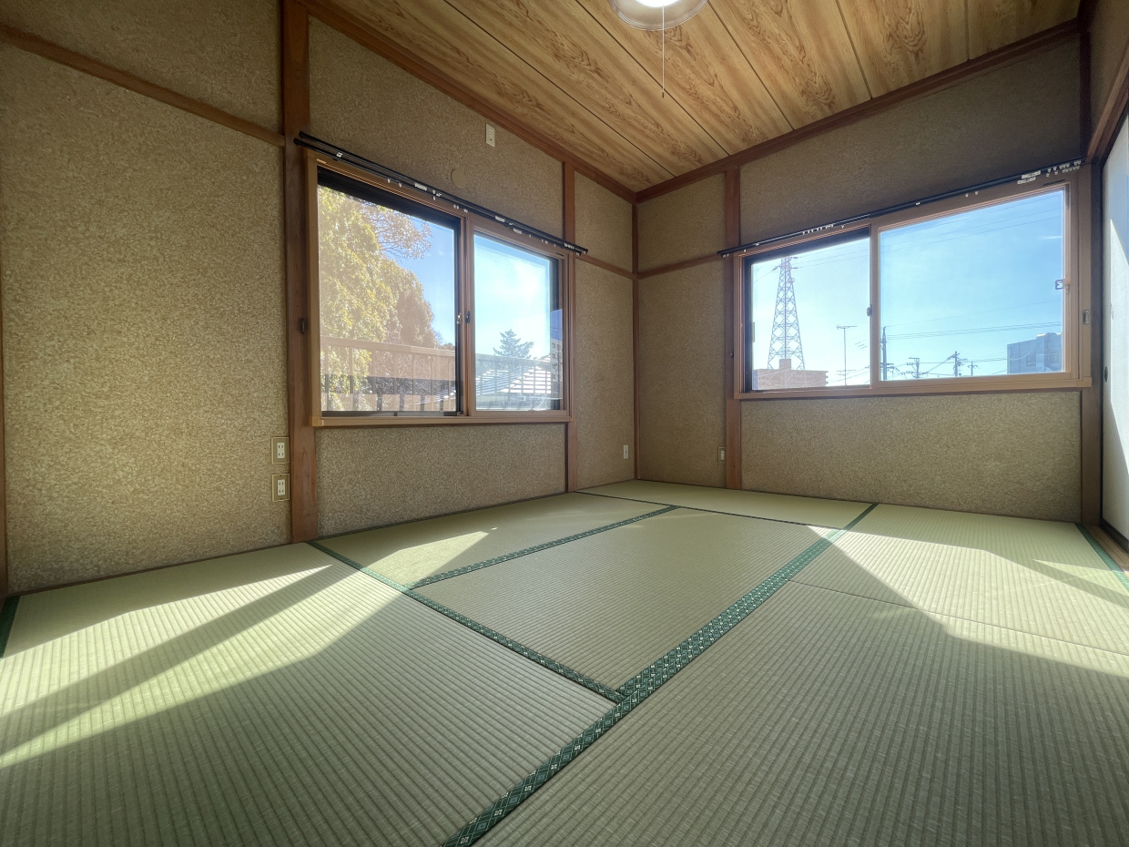 ２階の和室も8帖。今はあまり無い砂壁です（笑）