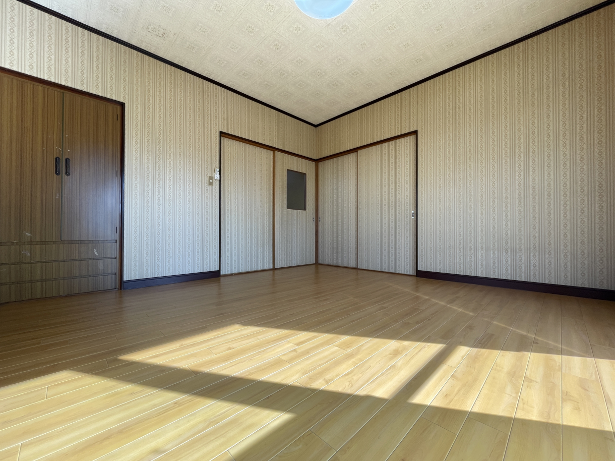 ２階の洋室は、壁紙と埋め込み型のクローゼットが昭和（笑）実家を思い出す、、、