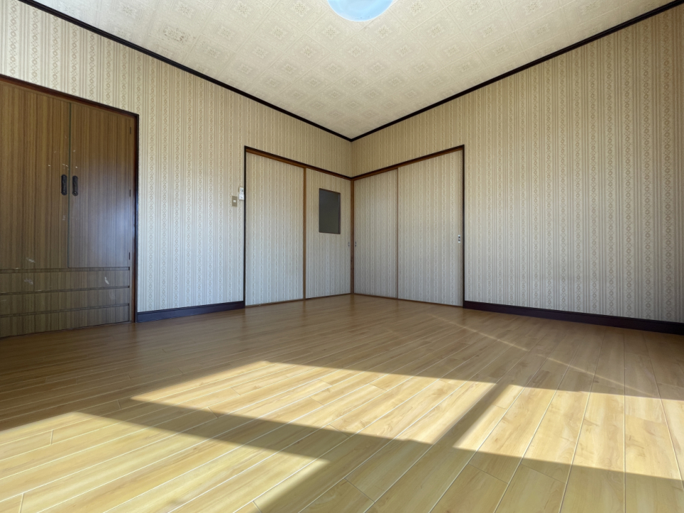 ２階の洋室は、壁紙と埋め込み型のクローゼットが昭和（笑）実家を思い出す、、、