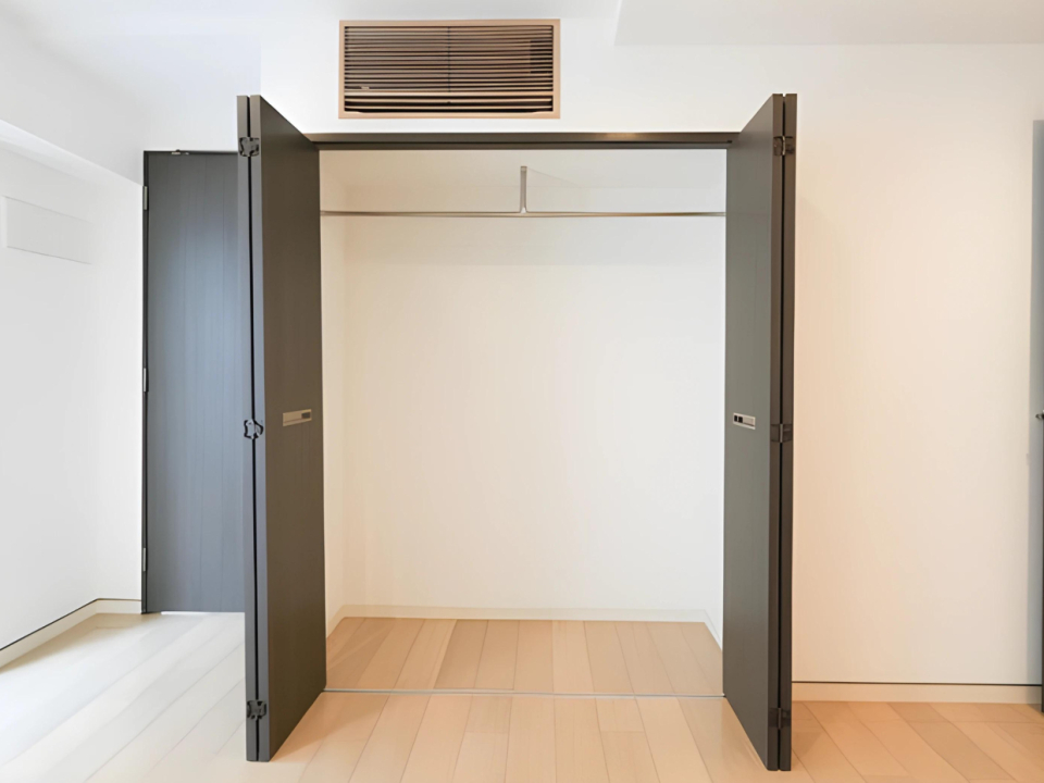 収納はハンガーパイプ付き