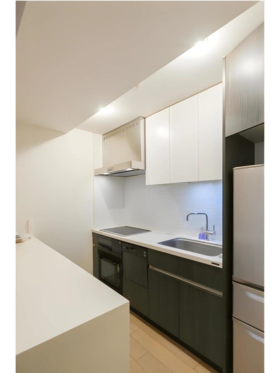 カウンターで区切られたキッチンスペース