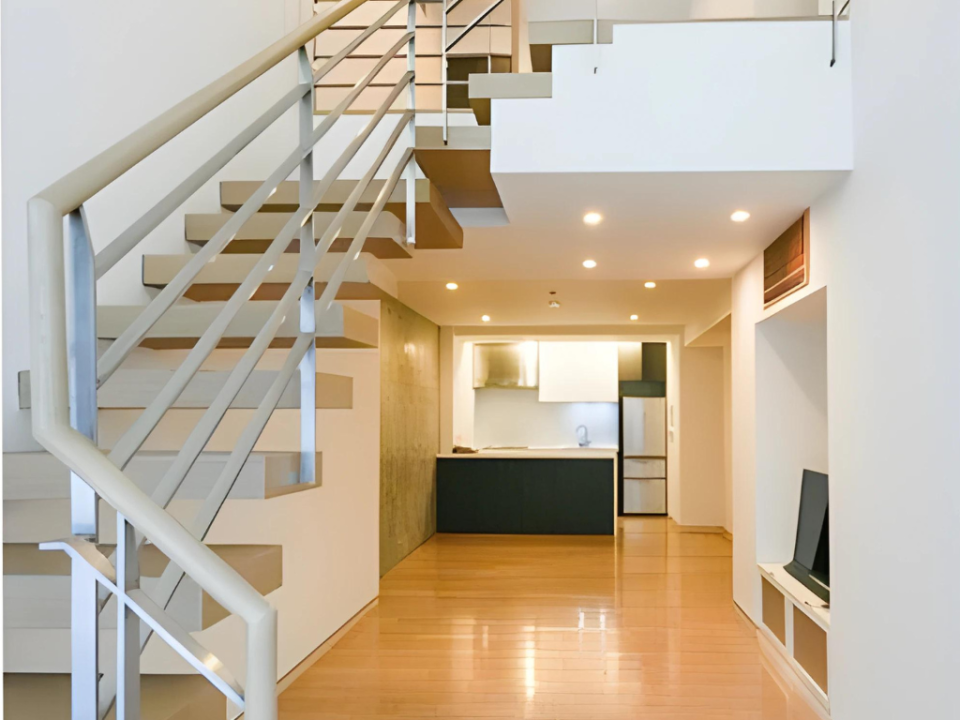 スケルトンの階段がこれまた洒落ている