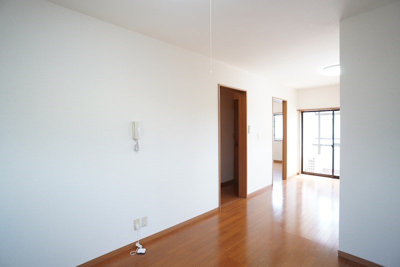 こちらはLDKをキッチン側から覗いた風景です。