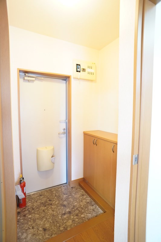 玄関には靴がたくさん入る棚があります。