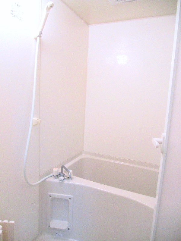 白で統一された浴室