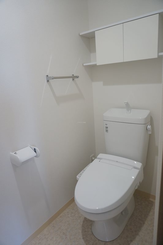 トイレの頭上には収納スペースがあり、整理整頓に大変便利です。