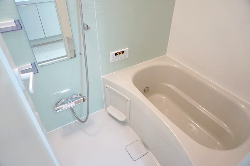 浴室の壁は可愛いライトブルーの壁紙。