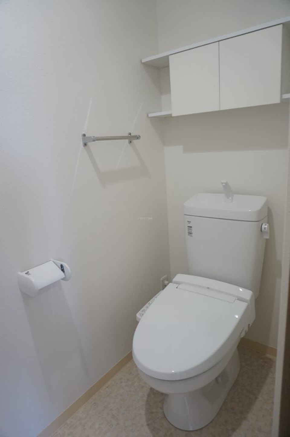 トイレの頭上には収納スペースがあり、整理整頓に大変便利です。